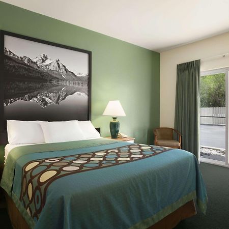 Super 8 By Wyndham Salmon Motel Exterior photo