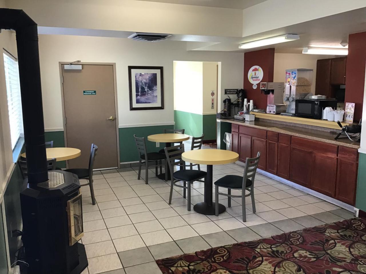 Super 8 By Wyndham Salmon Motel Exterior photo